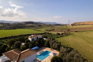 una vista aérea de una casa con piscina y campo en Villa Kambos Dio, en Polis Chrysochous