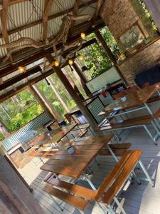 - une vue de tête sur un restaurant avec des tables et des chaises dans l'établissement Chiltern Lodge Country Retreat, à Old Bar