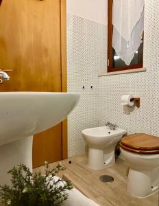 Bilik mandi di Casale del Farfa House +21 gambar