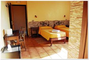 Cette chambre comprend un lit, une table et des chaises. dans l'établissement Lamato Borgo, à SantʼEufemia Lamezia