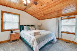 - une chambre avec un lit et un plafond en bois dans l'établissement Bee Spring Cabin with Arcade Game Steps to Lake!, à Cub Run