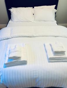Säng eller sängar i ett rum på MH Birmingham - 2 bed 2 bath Luxury Apartment - Financial District - Local Bar and Dining Deals Available