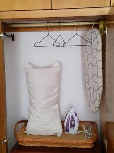 een kamer met een kussen op een rieten plank bij La tranquila Manchuela in Alborea