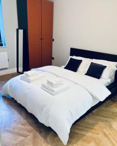 Säng eller sängar i ett rum på MH Birmingham - 2 bed 2 bath Luxury Apartment - Financial District - Local Bar and Dining Deals Available