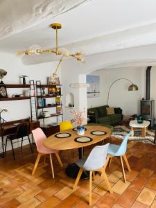 un soggiorno con tavolo e sedie di Les Terrasses des Antiques 2 a Saint-Rémy-de-Provence