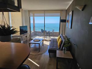 a living room with a couch and a view of the ocean at Espectacular Bahía Bonita depto 41 in Concón