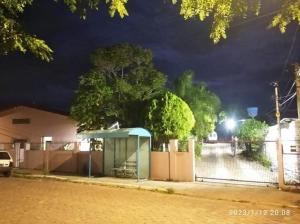 eine Bushaltestelle an einer Straße nachts in der Unterkunft Posada Arvoredo in Pântano Grande