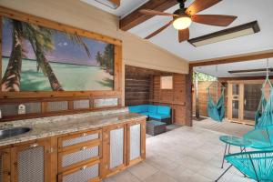 uma cozinha com uma ventoinha de tecto e um pátio em Serenity - A Birdy Vacation Rental em San Antonio