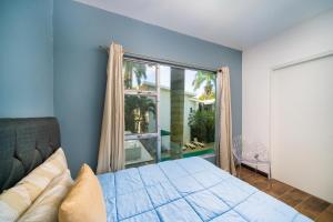 ポトレロにあるCondo Casa Blanca 7 - NEW 2 BR condo, near to the beachのベッドと大きな窓のある寝室 +26枚の写真