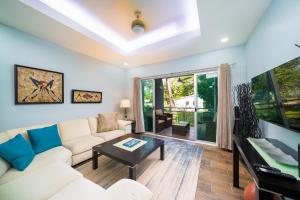 ポトレロにあるCondo Casa Blanca 7 - NEW 2 BR condo, near to the beachのソファとテーブルのあるリビングルーム