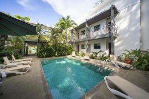 ポトレロにあるCondo Casa Blanca 7 - NEW 2 BR condo, near to the beachの建物の前のプール