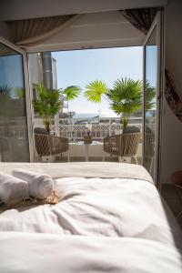 1 dormitorio con cama y vistas a un balcón en SeaView Luxury Suite, en Alexandroupoli
