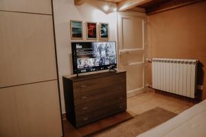 un soggiorno con TV su un comò di Appartamento - Grammichele Privitera rooms & apartments Gold a Grammichele