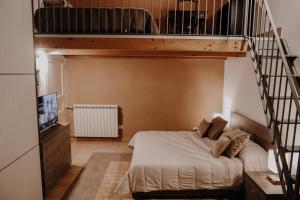 - une chambre avec des lits superposés et un escalier dans l'établissement Appartamento - Grammichele Privitera rooms & apartments Gold, à Grammichele