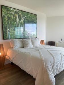 Een bed of bedden in een kamer bij Extraordinary Escape with Rooftop Pool