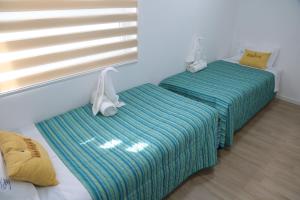 um quarto com 2 camas e uma janela em Glaciar Union em Punta Arenas