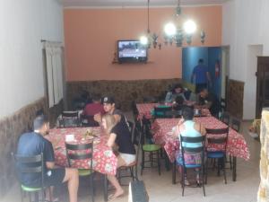 um grupo de pessoas sentadas em mesas em um restaurante em HOTEL EUROPA FAMILIAr em Alto Paraíso de Goiás