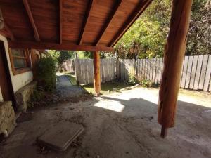 vistas al exterior de una casa con techo de madera en Home Casa Julio, en Villa La Angostura