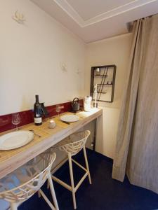 ein Badezimmer mit einer Theke mit 2 Waschbecken und 2 Stühlen in der Unterkunft RAVAS Studio climatisé terrasse proche commerces in Montpellier