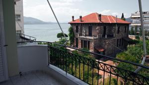 盧特拉埃蒂普索的住宿－Stergiou Edipsos，享有水景的建筑阳台