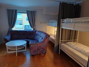 - un salon avec un canapé et 2 lits superposés dans l'établissement Kiruna accommodation Gustaf wikmansgatan 6b (6 pers appartment), à Kiruna