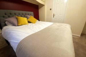 Кровать или кровати в номере Boss Breaks-Luton