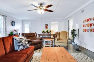 a living room with a couch and a ceiling fan at Texas Star - A Birdy Vacation Rental in San Antonio