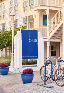 una señal azul frente a un edificio en Blue - Inn on the Beach en Newburyport