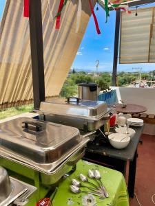 einen Grill mit Tellern und Geschirr auf dem Tisch in der Unterkunft Aqua Suites in Oaxaca de Juárez