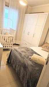 małą sypialnię z łóżeczkiem dziecięcym w obiekcie Apt Confort - Suíte c/ hidro - 9 min da praia a pé w mieście Itapema