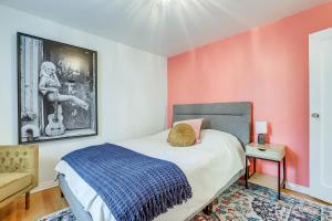 1 dormitorio con paredes de color rosa y blanco y 1 cama en Central Rapid City Vacation Rental with Sunroom! en Rapid City