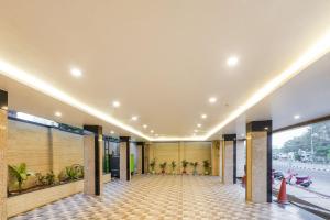 偉傑瓦拉的住宿－Hotel Keys Elite，大楼里一个空的大厅,有一个大走廊