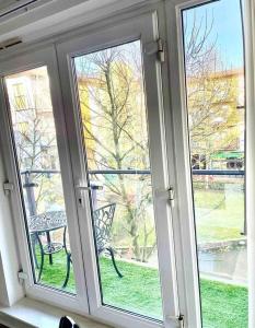 otwartym oknem z widokiem na dziedziniec w obiekcie Peaceful Impeccable 2-Bed Apartment in Hatfield w mieście Hatfield