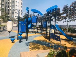 einen Spielplatz mit blauer Rutsche in einem Park in der Unterkunft Tiara Imperio Studio 酒店风格与阳台泳池美景 in Bangi