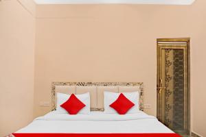 Ліжко або ліжка в номері Flagship Siddhi Banquet And Hall