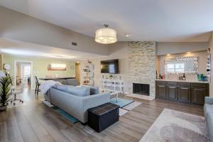 uma sala de estar com um sofá e uma lareira em Tower Point - A Birdy Vacation Rental em San Antonio