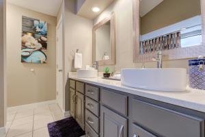 uma casa de banho com um lavatório e um espelho em Tower Point - A Birdy Vacation Rental em San Antonio
