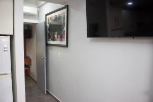 Televisyen dan/atau pusat hiburan di Remarkable 1-Bed Apartment in Noord