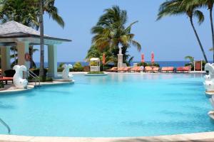 Der Swimmingpool an oder in der Nähe von Luxury 1-Bed Apartment in Montego Bay