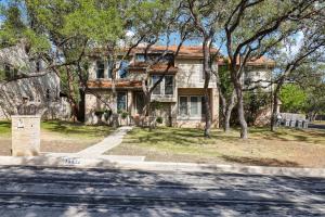 una casa de piedra con árboles delante de ella en Triple Crown - A Birdy Vacation Rental en San Antonio