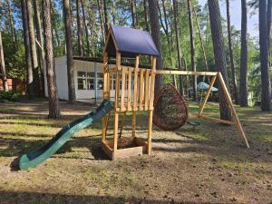 un parque infantil con tobogán y columpio en Archimedes Tourist Sp. z o.o., en Międzyrzecz