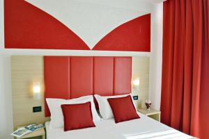 Postel nebo postele na pokoji v ubytování Hotel Luxor Florence