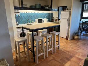 uma cozinha com uma mesa e bancos numa cozinha em El Balcón del Rey em Ruidera