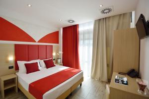 Postel nebo postele na pokoji v ubytování Hotel Luxor Florence