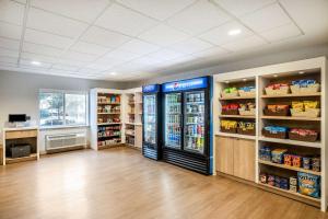 Kuchyň nebo kuchyňský kout v ubytování Sonesta Simply Suites Jersey City