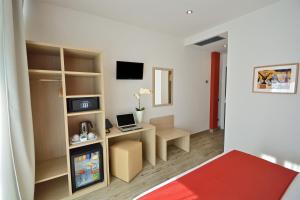 TV a/nebo společenská místnost v ubytování Hotel Luxor Florence