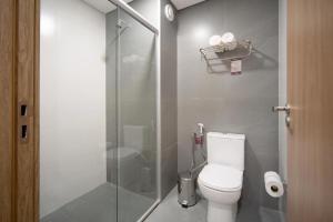y baño con aseo y ducha acristalada. en Golden Gramado Resort Laghetto en Gramado