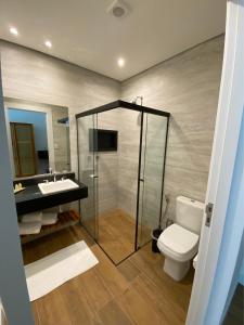 W łazience znajduje się prysznic, toaleta i umywalka. w obiekcie Pousada Menino de Ouro w mieście Penedo