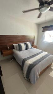 ブセリアスにあるCosta Dorada - Beachfront Penthouse in Bucerias Golden Zoneの天井ファン付きの大きなベッドのある寝室
