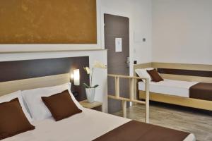 Postel nebo postele na pokoji v ubytování Hotel Luxor Florence